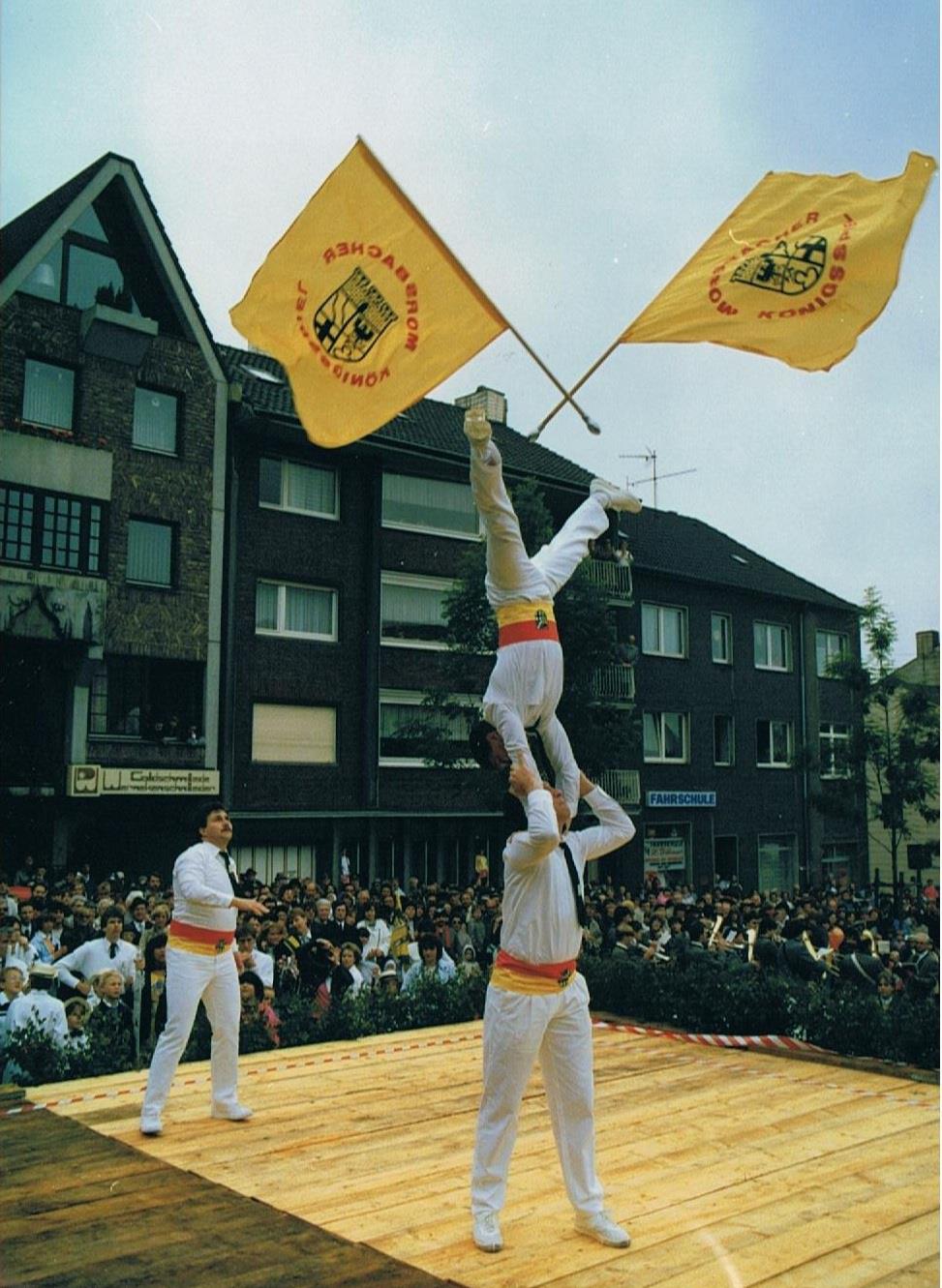Fahnenschwenker bei der Programmdarbietung