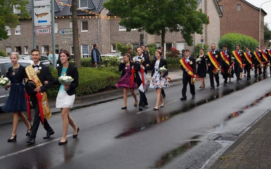 Die Maijungen beim Festumzug